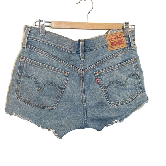 LEVI’S denim jean shorts W26 like new - Picture 2 of 3